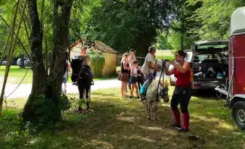 activité-poneys-camping-familial-3-étoiles-dordogne